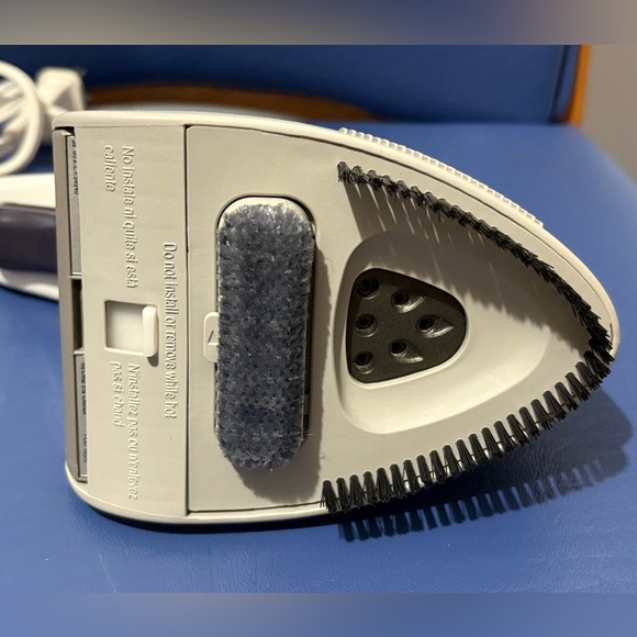 Black & Decker Gizmo 3-in-1 Steam ‘n Crease Iron - Picture 10 of 12